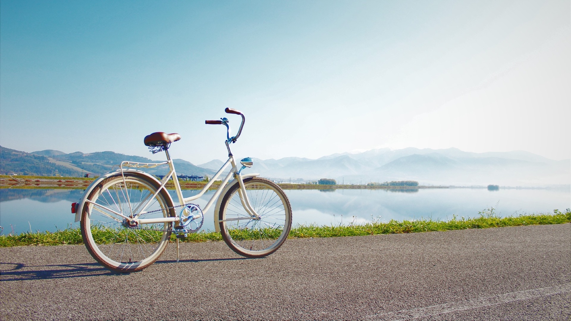 Vélo au bord d’un lac