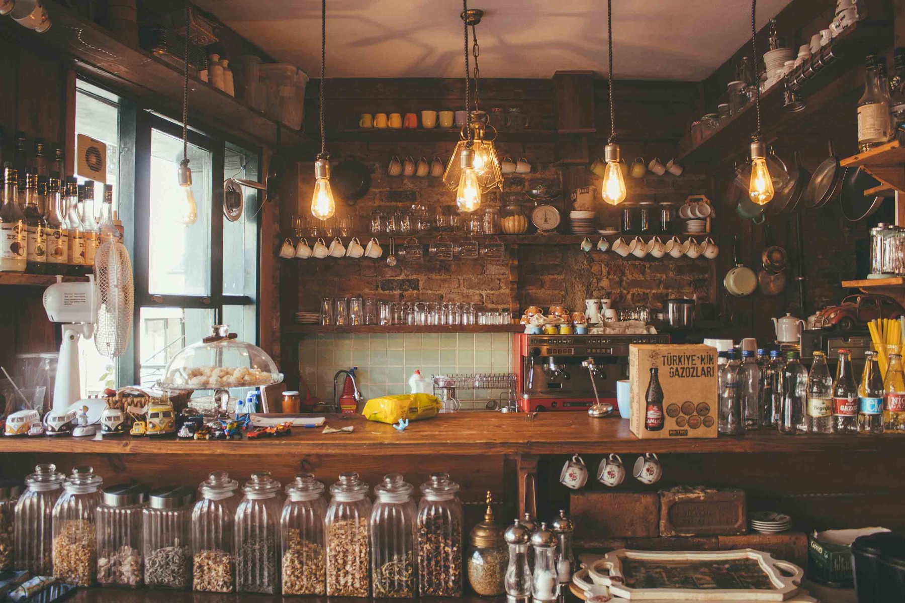 comptoir et décoration de bar avec verre plastique bar