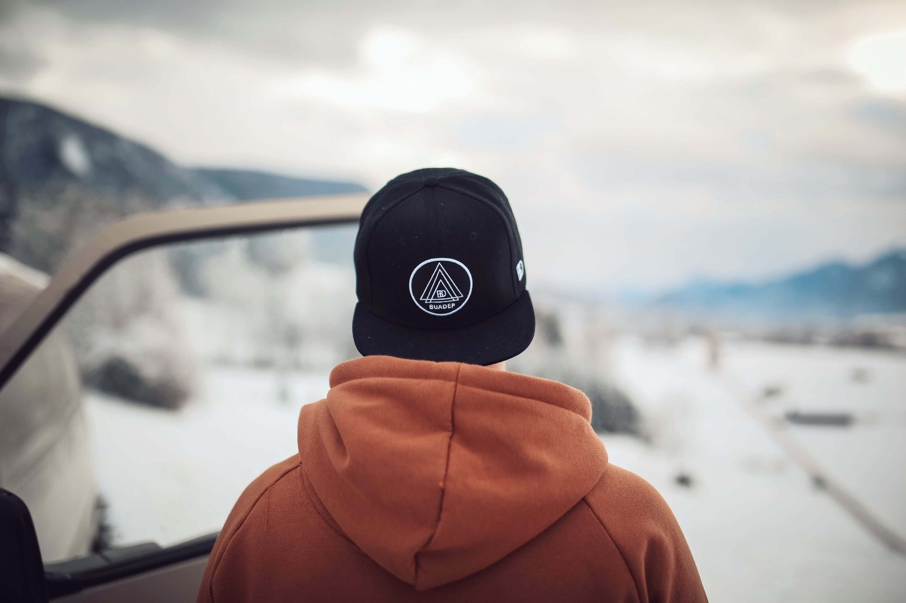 une casquette personnalisée comme goodie publicitaire pour les stations de ski