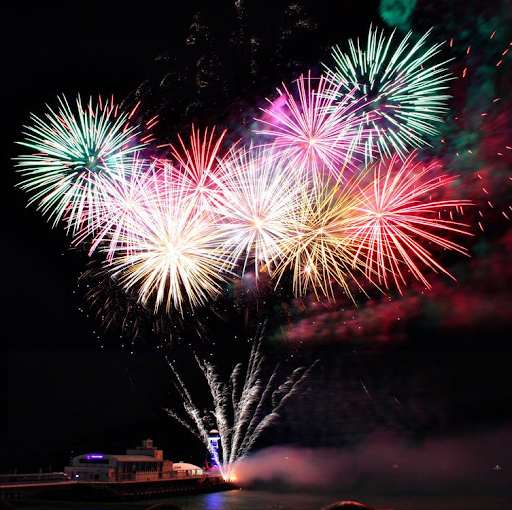 feux d’artifices multicolores pour célébrer le bal des pompiers