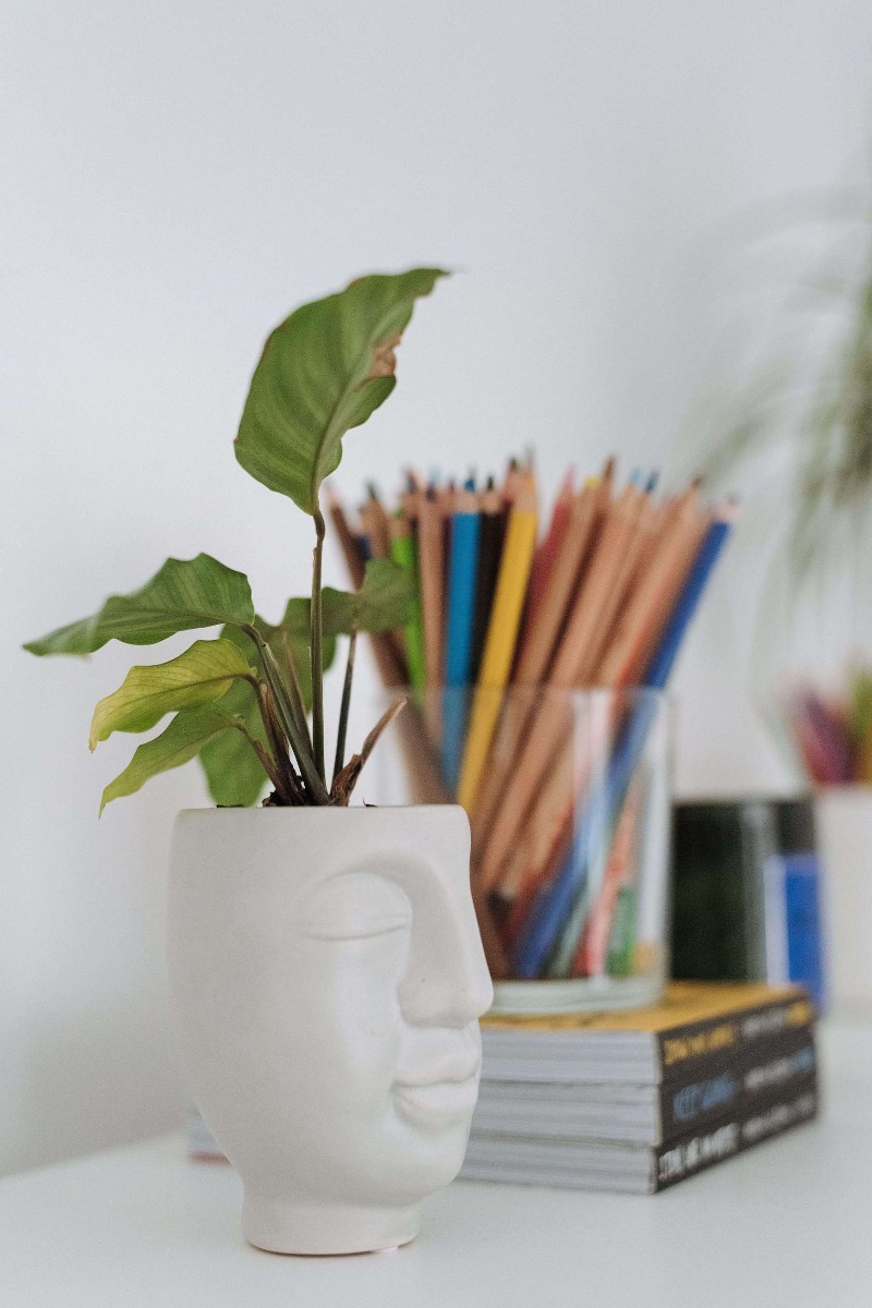 reutiliser un gobelet plastique en pot à crayons