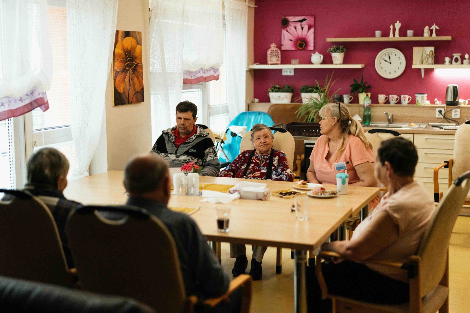 personnes âgées buvant dans des gobelets réutilisables à la maison de retraite