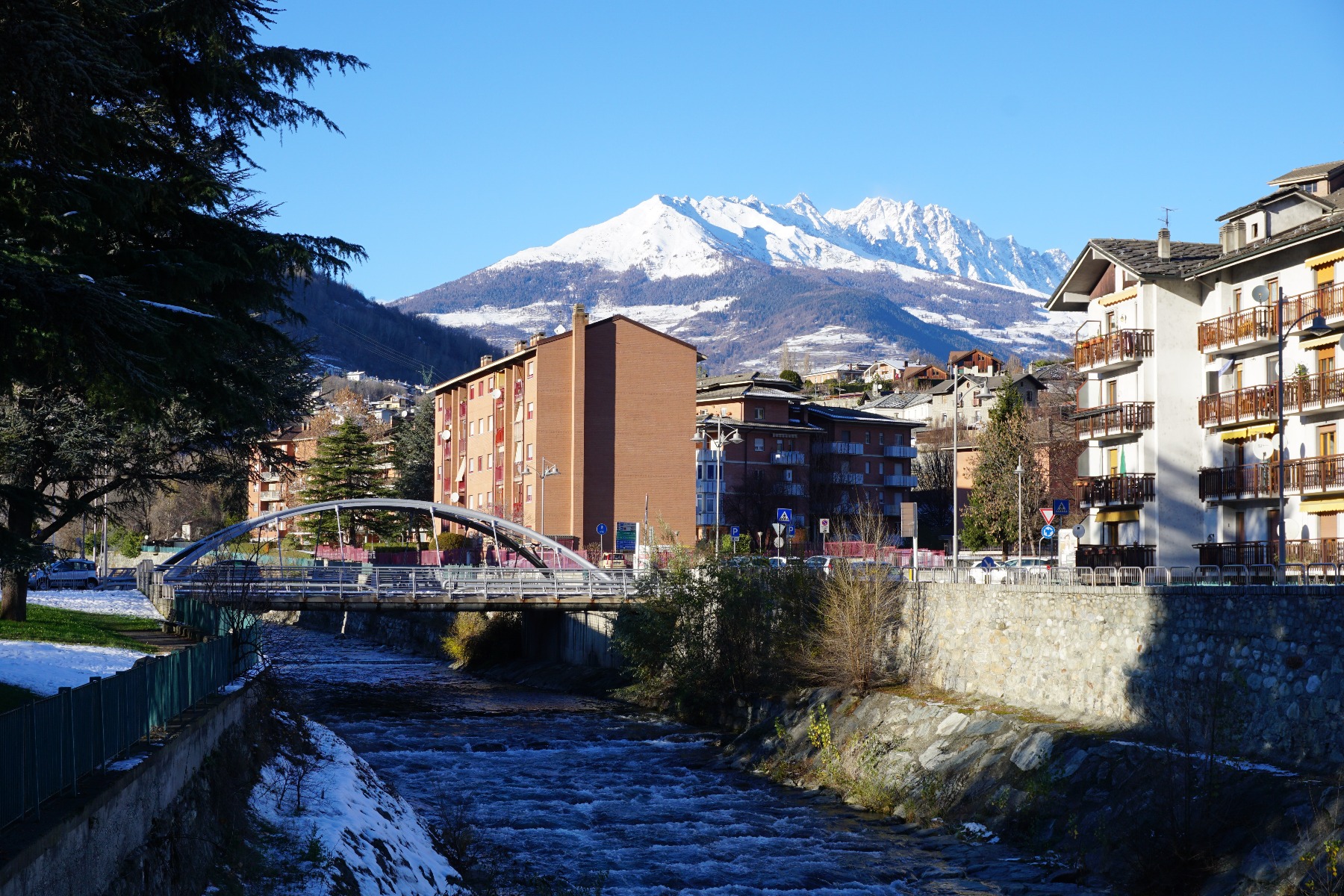 Paysage avec rivière et montagne