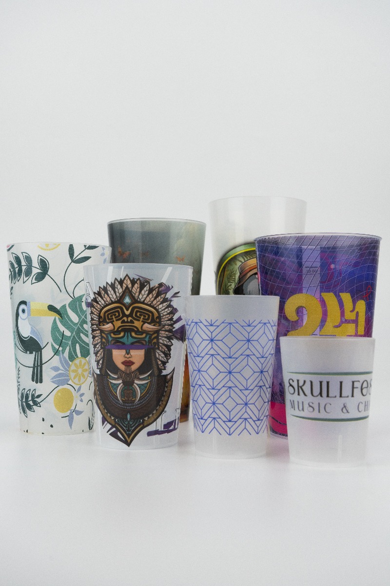 verres personnalisés à l’unité regroupé sur un fond blanc