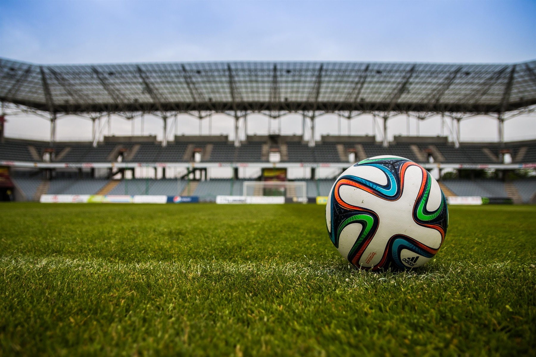 Pelouse de stade et ballon de foot