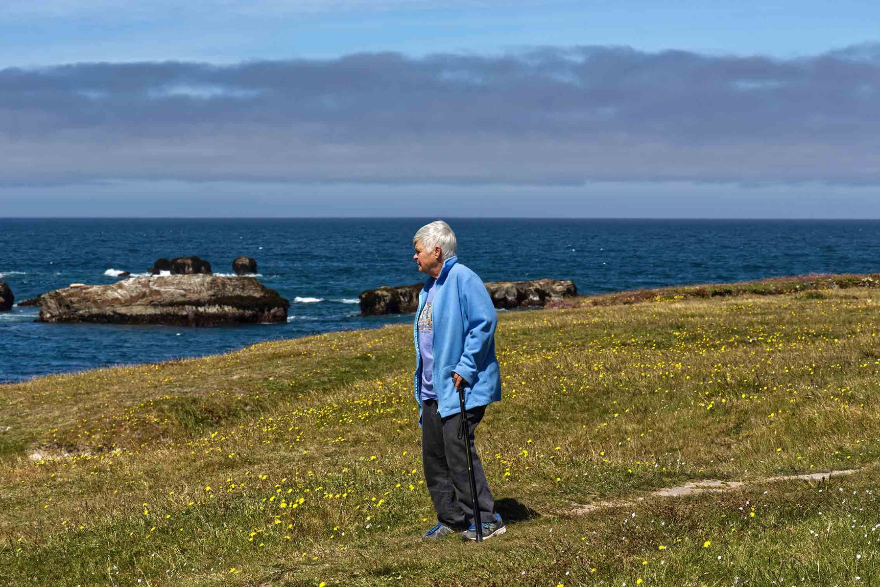 personne âgée en nature sur le chemin de sa maison de retraite